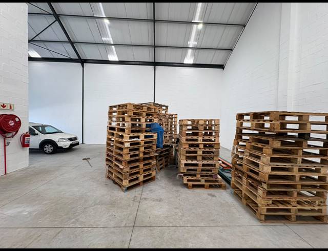 207M² WAREHOUSE TO LET IN FIRGROVE INDUSTRIAL ESTATE